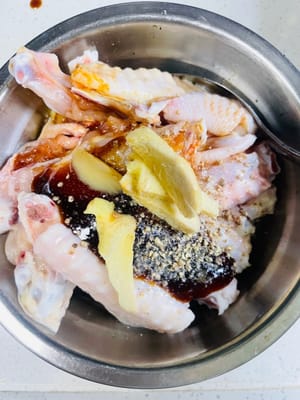 控好水的雞中翅，加入1.5匙生抽、1匙料酒、1匙蠔油、1小匙白胡椒粉、1小匙底鹽，再配上薑絲，抓拌均勻，讓雞中翅好好吸收這些調味料的味道，醃製半小時以上，這段時間可以讓它們在一旁「靜靜」。