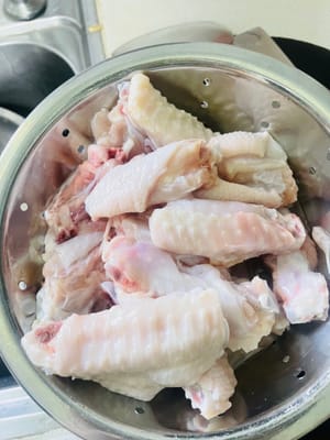 Ce plat est le préféré de la petite bête ! Commençons par les ailes de poulet. Je suis un peu radin et je coupe les ailes en deux pour que la bête ne mange pas trop (rires). Bien sûr, si ça ne vous dérange pas qu'elle mange plus, vous n'êtes pas obligé de les couper. Tout dépend de vos préférences. Ensuite, faites tremper et lavez les ailes de poulet, égouttez-les et réservez.