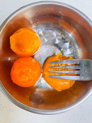 同時，處理鹹蛋黃，把鹹蛋黃放進鍋裡蒸約10分鐘，蒸熟後用吃飯的叉子把它們壓碎，就像給鹹蛋黃做「按摩」一樣，讓它們變得細膩。