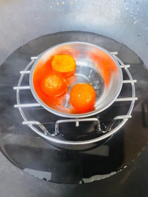 同時，處理鹹蛋黃，把鹹蛋黃放進鍋裡蒸約10分鐘，蒸熟後用吃飯的叉子把它們壓碎，就像給鹹蛋黃做「按摩」一樣，讓它們變得細膩。