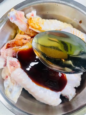 控好水的雞中翅，加入1.5匙生抽、1匙料酒、1匙蠔油、1小匙白胡椒粉、1小匙底鹽，再配上薑絲，抓拌均勻，讓雞中翅好好吸收這些調味料的味道，醃製半小時以上，這段時間可以讓它們在一旁「靜靜」。