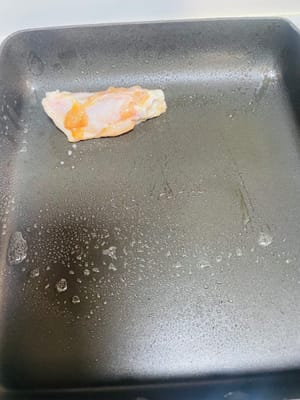 煎雞中翅：在不沾鍋噴一點油，把雞中翅放進去，煎至兩面金黃，每面大約煎3分鐘，一定要注意火候，可別煎糊了，不然就前功盡棄啦。