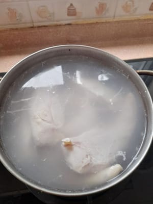 將雞柳煮至嫩熟，攞出嚟冷卻。