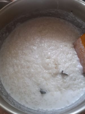 Pendant que le riz gluant est encore chaud, ajoutez-le au lait de coco bouilli et remuez bien. Laissez infuser environ 15 minutes jusqu’à ce que le lait de coco soit absorbé par le riz gluant.