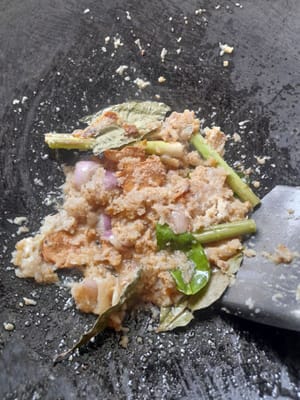 Faire revenir les épices moulues (10 échalotes, 5 gousses d'ail, 1 cuillère à soupe de coriandre moulue, 3 noix de chandelier, 1 cuillère à café de poivre moulu) jusqu'à ce qu'elles soient parfumées, ajouter 3 feuilles de laurier, 3 feuilles de citron vert, 1 tige de citronnelle, 2 morceaux de galanga, 1 cuillère à café de sel, 1/2 cuillère à soupe de sucre cristallisé, 1/2 cuillère à café de bouillon de poulet. 100 ml de lait de coco (200 ml d'eau).