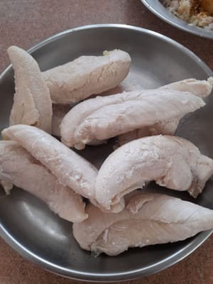 Faire bouillir le filet de poulet jusqu'à ce qu'il soit tendre et cuit, retirer et laisser refroidir.