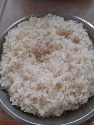 Cuire le riz gluant à la vapeur pendant 15 minutes.