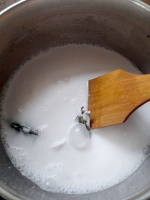 將265公克椰奶（3片月桂葉、1/2茶匙鹽、500毫升水）煲滾，關火備用。