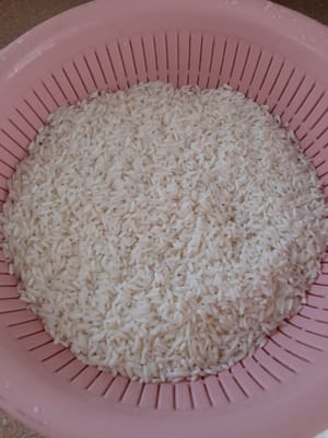 Tout d'abord, lavez le riz gluant et laissez-le tremper pendant 2 heures (je l'avais préalablement trempé pendant 2 heures), puis lavez-le à nouveau et égouttez-le.