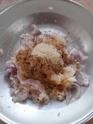 épices pour poulet finement moulues (10 échalotes, 5 gousses d'ail, 1 cuillère à soupe de coriandre moulue, 3 noix de chandelier, 1 cuillère à café de poivre moulu)