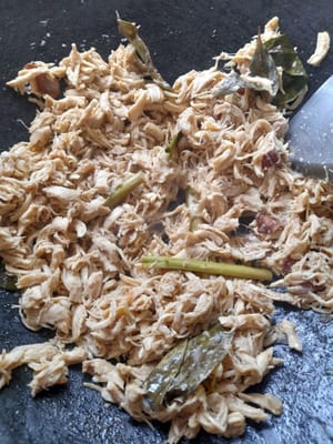 加入雞肉絲，煮至椰奶完全融入雞肉，且略微收乾。然後關火。