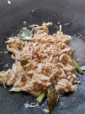 加入雞肉絲，煮至椰奶完全融入雞肉，且略微收乾。然後關火。