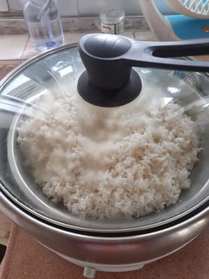 Cuire le riz gluant à la vapeur pendant 15 minutes
