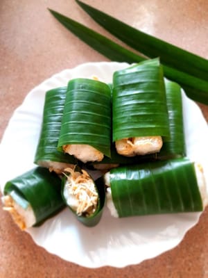 Le poulet Lemper farci de poulet effiloché est prêt à être servi, bon appétit !