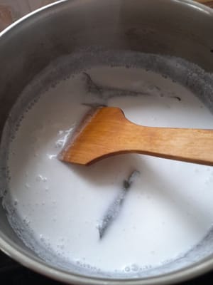 Faire cuire 265 g de lait de coco (3 feuilles de laurier, 1/2 cuillère à café de sel, 500 ml d’eau). Remuer jusqu’à ébullition, éteindre le feu et réserver.
