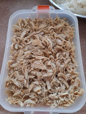 Une fois le riz gluant cuit,
Préparez une plaque de cuisson, déposez-y le riz gluant, aplatissez-le en appuyant dessus, puis déposez le poulet effiloché dessus et aplatissez-le.