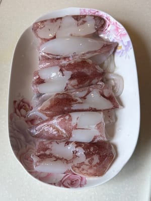 Comenzar lavando los calamares, luego cortarlos en aros.