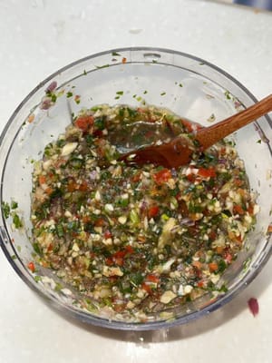 Agregue condimentos, exprima el jugo de media lima y un poco de agua para que la salsa quede ligeramente líquida.