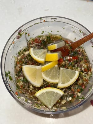 Por último, añadir rodajas de limón y verter la salsa sobre los calamares.