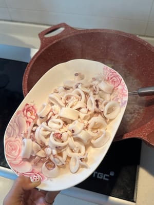 將魷魚放入滾水中，加入所需食材焯燙。焯燙 45-60 秒後撈出。