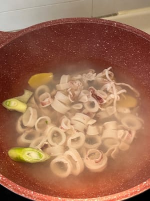 將魷魚放入滾水中，加入所需食材焯燙。焯燙 45-60 秒後撈出。