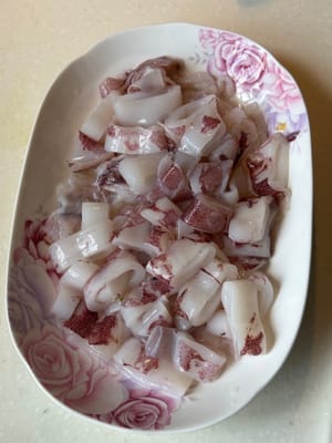 Comenzar lavando los calamares, luego cortarlos en aros.