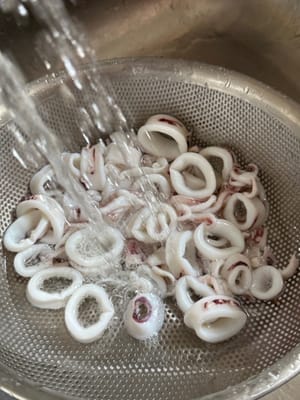Enfriar inmediatamente bajo agua fría corriente. Escurrir y colocar en un plato para servir.