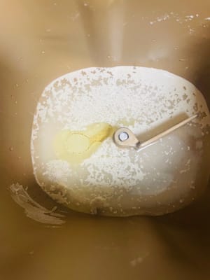 per prima cosa aggiungere l'acqua nella ciotola dell'impasto, aggiungere il lievito e mescolare bene, quindi aggiungere sale, olio di mais, farina e zucchero e impastare fino a ottenere un impasto liscio.