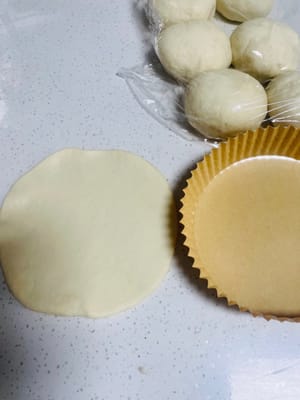 Prendi un impasto, stendilo e poi stendilo con un mattarello in una forma rotonda, come se stessi 