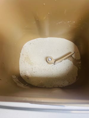 per prima cosa aggiungere l'acqua nella ciotola dell'impasto, aggiungere il lievito e mescolare bene, quindi aggiungere sale, olio di mais, farina e zucchero e impastare fino a ottenere un impasto liscio.