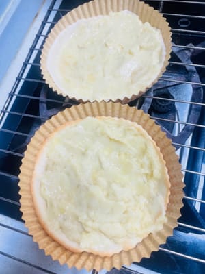 metto la polpa di durian dentro e il formaggio sopra per fare una pizza al durian, una per persona! Il nostro tema principale è 