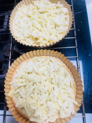 metto la polpa di durian dentro e il formaggio sopra per fare una pizza al durian, una per persona! Il nostro tema principale è 