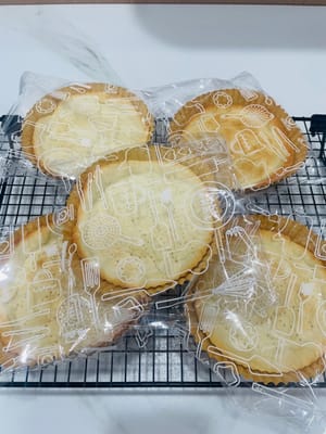 If you can’t finish it, put it in a bag and freeze it in the refrigerator. When you want to eat it again, take it out and add ingredients, such as pizza sauce and favorite toppings (sausage, bacon, fruit, whatever you like), and bake at 200° for 10 minutes to let the delicious taste