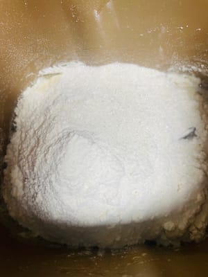 First add water to the dough bucket (bowl), put in yeast and mix well, then add salt, corn oil, flour and sugar, and knead into a smooth dough.