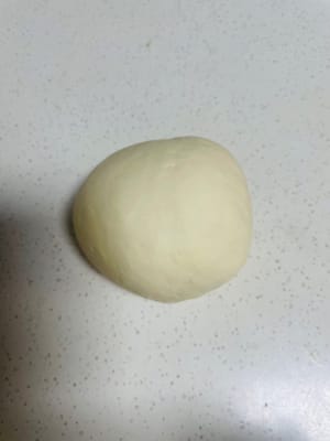 Appiattire l'impasto, coprirlo con pellicola e lasciarlo lievitare fino al raddoppio del suo volume, quindi attendere che 