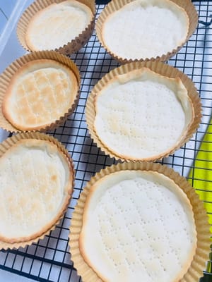 Posizionare nello strato centrale del forno e cuocere a 180° per 8 minuti. Se si desidera una crosta croccante, cuocere per altri 2 minuti. La mia famiglia è attenta alla croccantezza della crosta, quindi la cuociamo in due infornate, con l'obiettivo principale di 