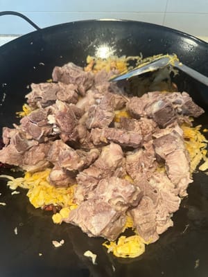 Añadir las costillas blanqueadas y freírlas juntas.