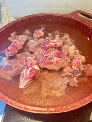 Una vez lavadas, escaldarlas en agua fría con vino de cocina durante unos 10 minutos. Una vez listas, enjuagar las costillas con agua tibia y reservarlas.