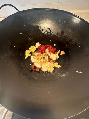 En un wok, freír todos los condimentos hasta que estén aromáticos.