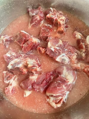 Primero, lave las costillas con un poco de harina y sal. Frótelas bien y remójelas en agua durante 15 minutos. Después, lávelas.