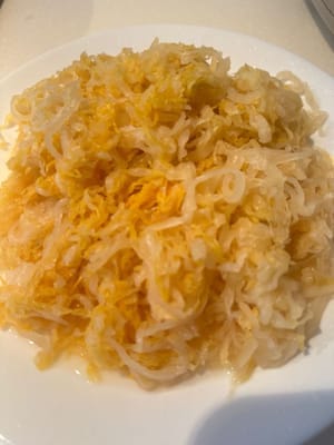將酸菜從包裝中瀝乾