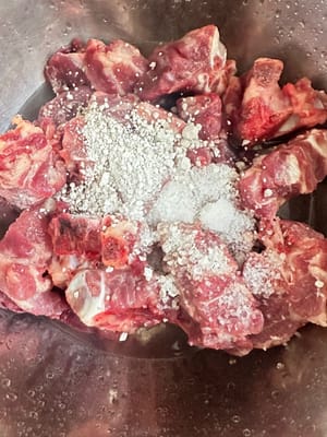 首先，用麵粉和鹽清洗排骨。徹底揉搓，然後用水沖洗幾次。