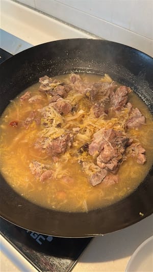 Antes de servir, agregue toda la sal y pimienta blanca a su gusto, ya que el chucrut ya es salado.