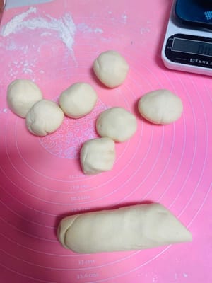 Den Teig in 50 g Portionen und die rote Bohnenpaste in 25 g Portionen teilen. Dieses Rezept reicht für 10 Pfannkuchen.