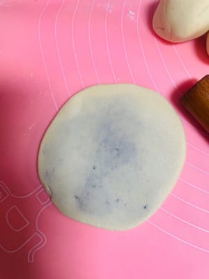 Nehmen Sie ein Stück Teig, rollen Sie es zu einer dünnen Scheibe aus, füllen Sie es mit roter Bohnenpaste, verschließen Sie es mit dem Tigermaul und drücken Sie es dann zum Braten flach.