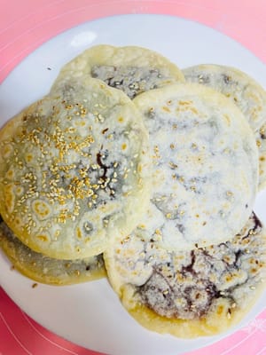Wenn der Pfannkuchen geformt und duftend ist, ist der knusprige und weiche Bohnenpastenpfannkuchen fertig und Sie können ihn genießen.