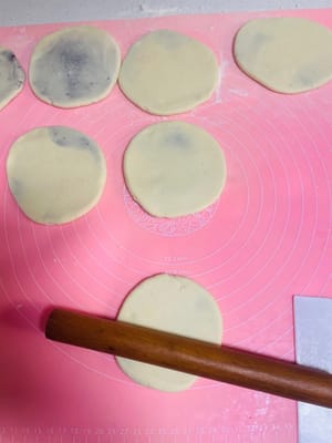 Nehmen Sie ein Stück Teig, rollen Sie es zu einer dünnen Scheibe aus, füllen Sie es mit roter Bohnenpaste, verschließen Sie es mit dem Tigermaul und drücken Sie es dann zum Braten flach.
