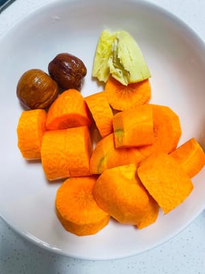 Lavez et épluchez les carottes, puis coupez-les en cubes de 3 cm.