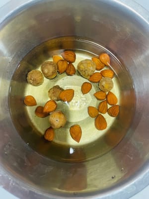 Faire tremper les abricots et les figues 30 minutes à l'avance, les laver et les réserver.