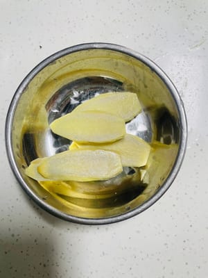 Coupez le gingembre en rondelles et réservez.